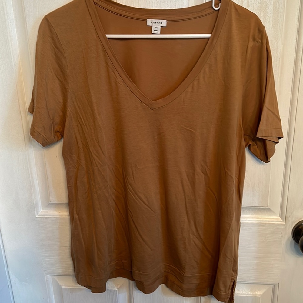 Cuyana tshirt